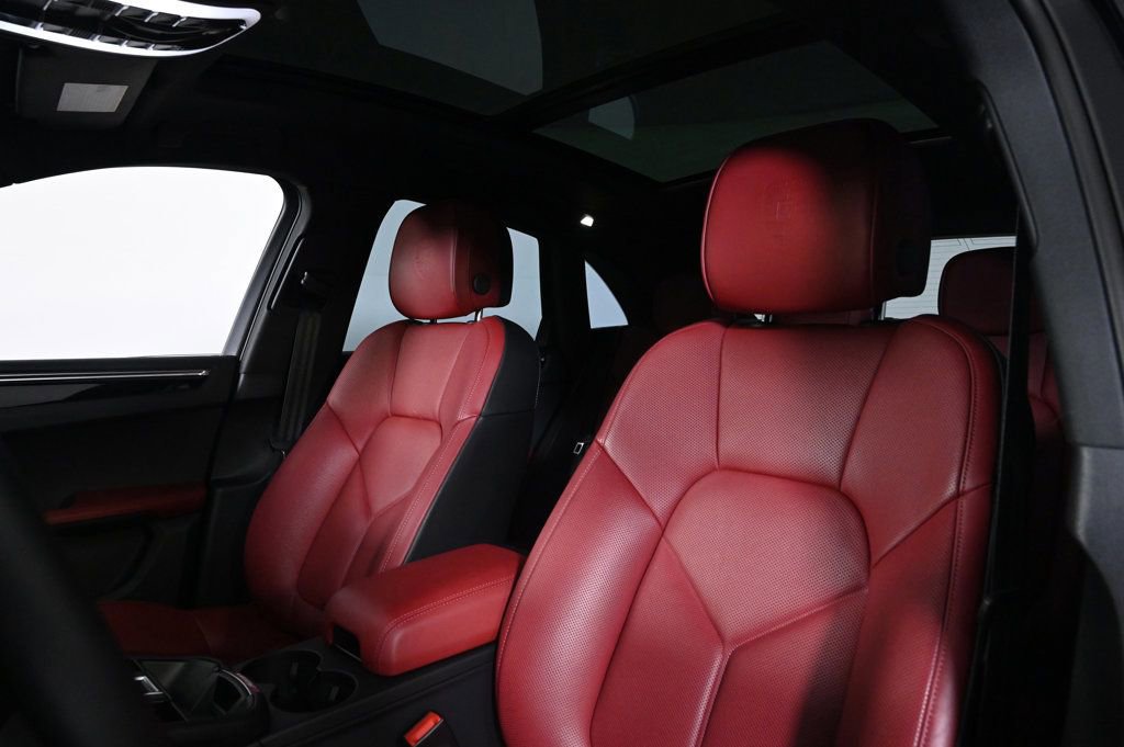 Certified 2025 Porsche Macan Turbo image 5