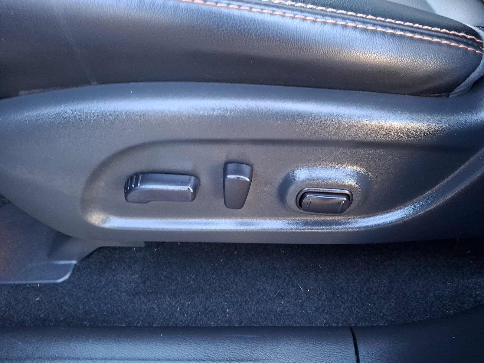 Used 2020 Nissan Pathfinder SL AWD/4WD image 16