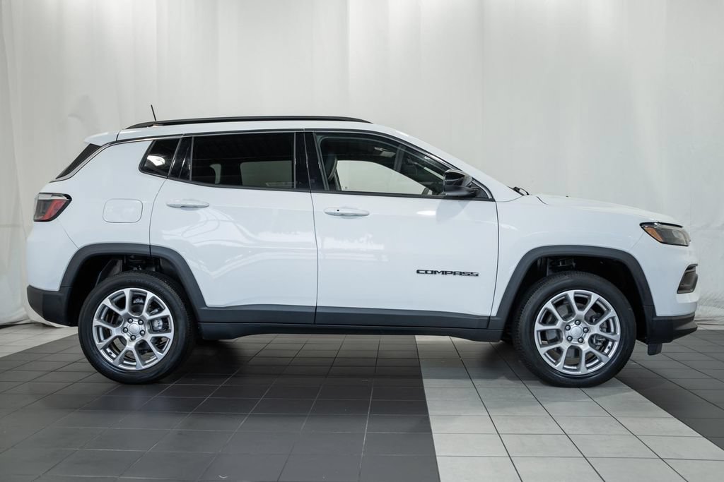 Certified 2023 Jeep Compass Latitude AWD/4WD image 3