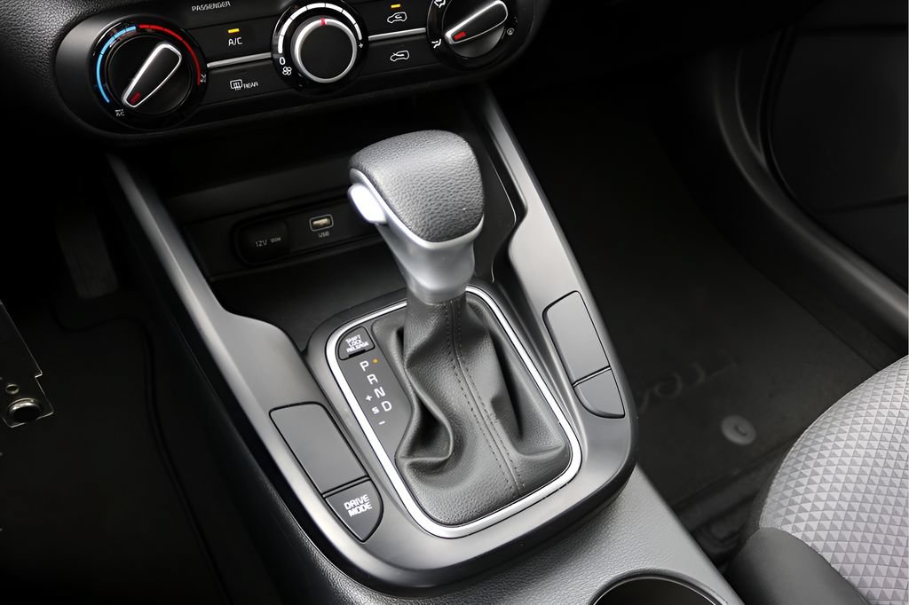 Used 2025 Kia Soul LX w/ LX Technology Package FWD image 24
