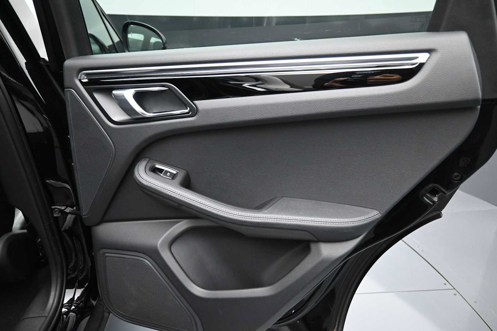 Certified 2024 Porsche Macan AWD/4WD image 18