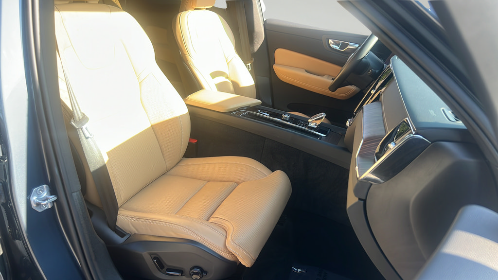 Used 2022 Volvo XC60 B6 Inscription AWD/4WD image 23