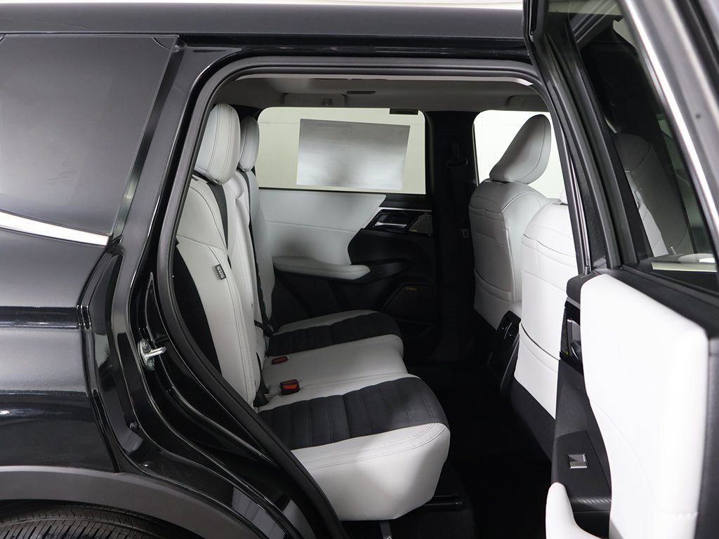 New 2025 Mitsubishi Outlander SE image 36