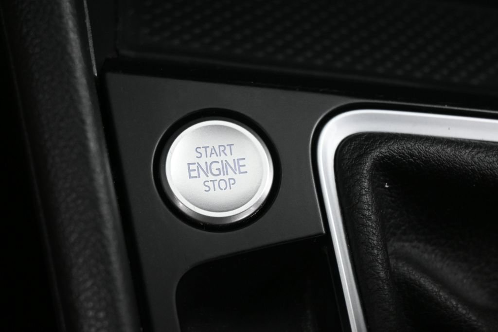 Used 2025 Volkswagen Jetta SE FWD image 23