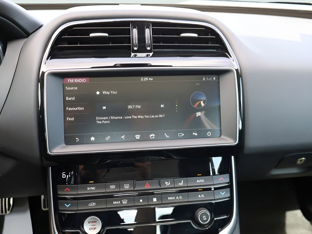 Used 2019 Jaguar XE Premium image 22