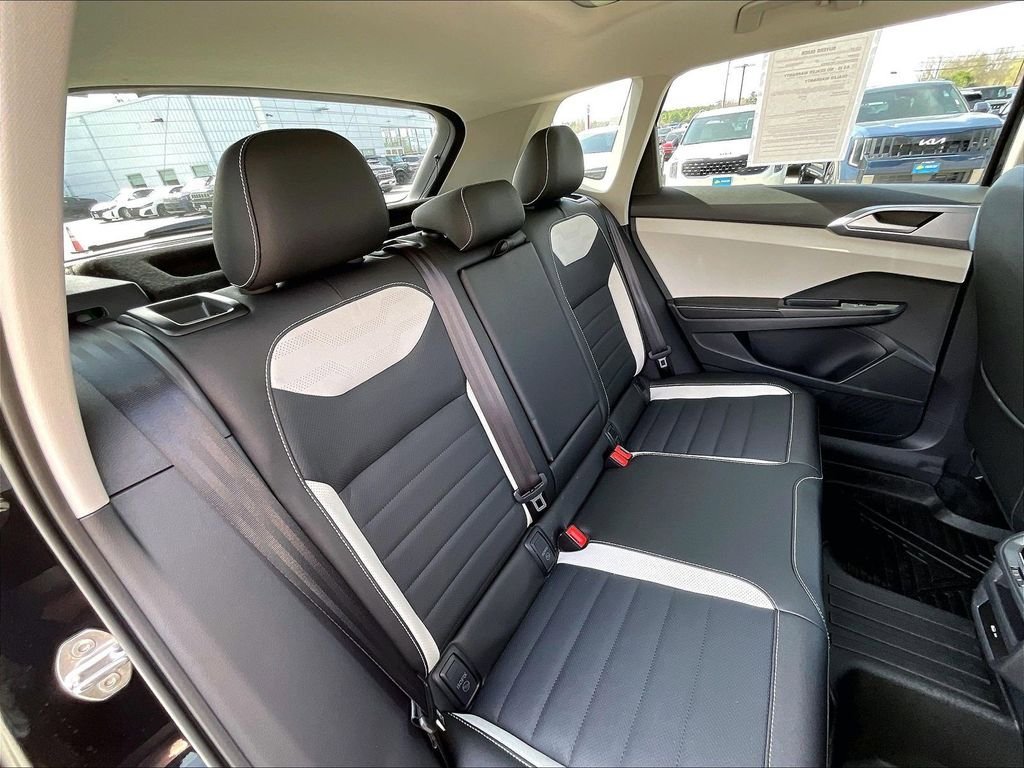 Used 2025 Volkswagen Taos SEL AWD/4WD image 15
