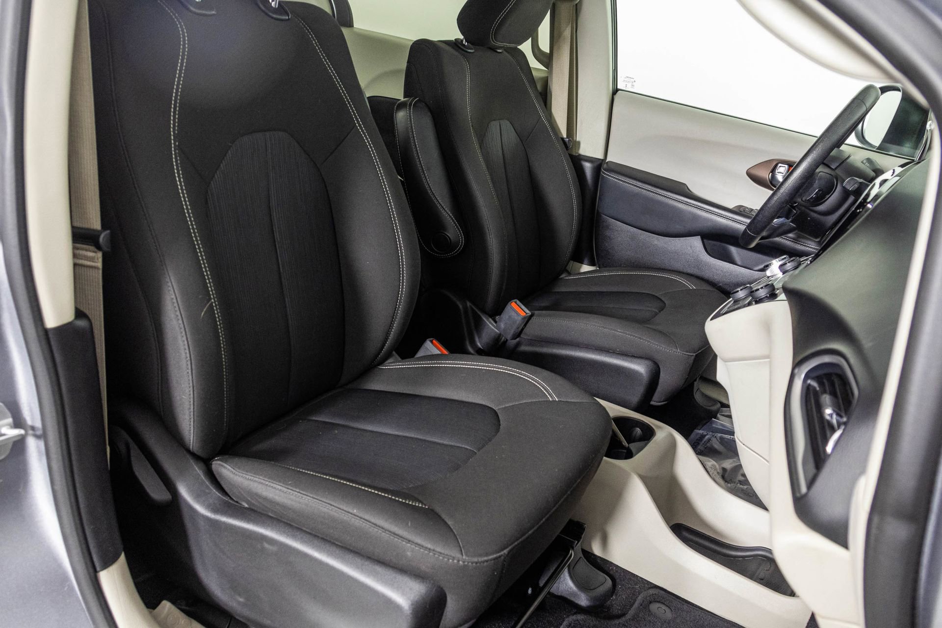 Used 2020 Chrysler Voyager LX FWD image 40