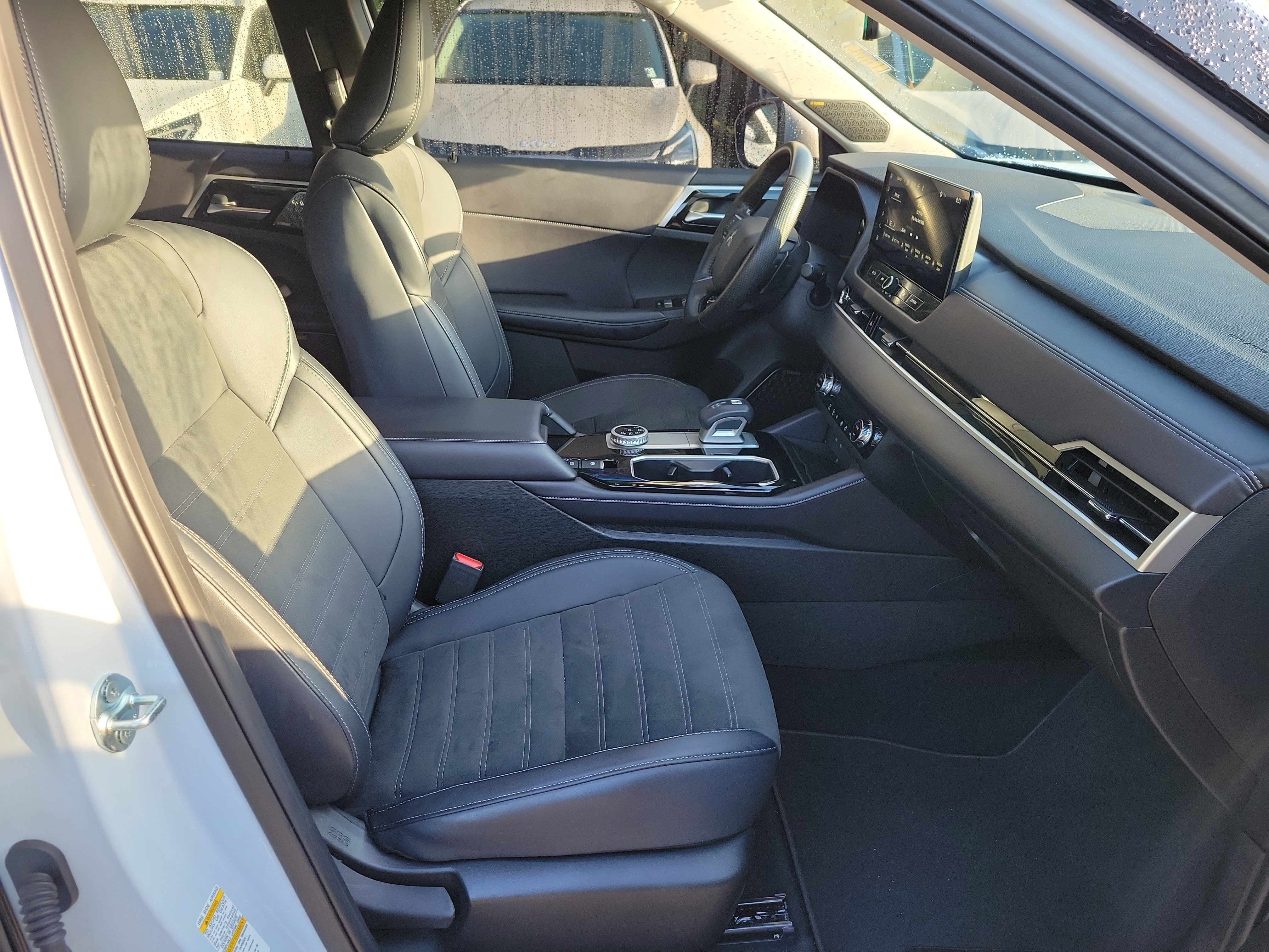 Used 2025 Mitsubishi Outlander SE FWD image 6