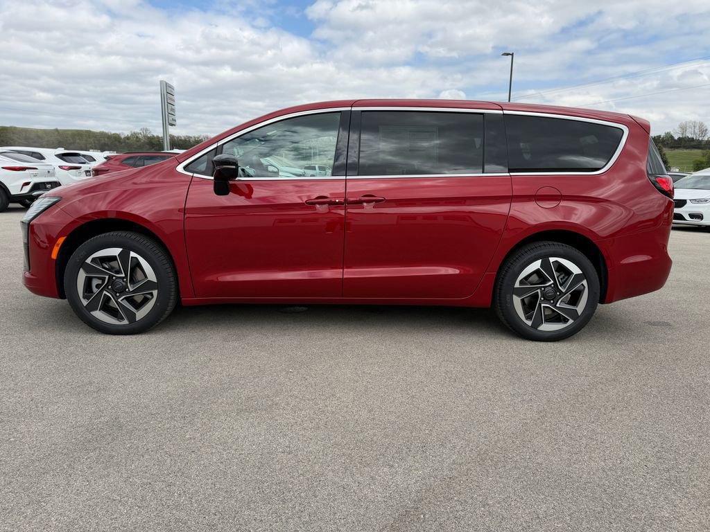 New 2027 Chrysler Pacifica Limited AWD/4WD image 8