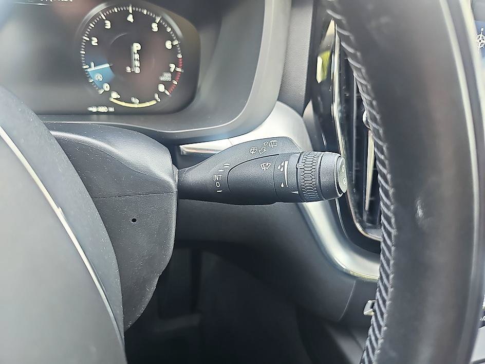 Used 2019 Volvo XC60 T5 Momentum w/ Multimedia Package FWD image 21