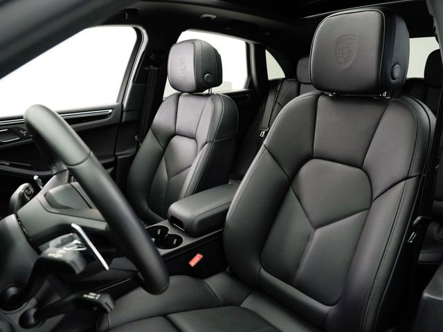 Certified 2025 Porsche Macan AWD/4WD image 10