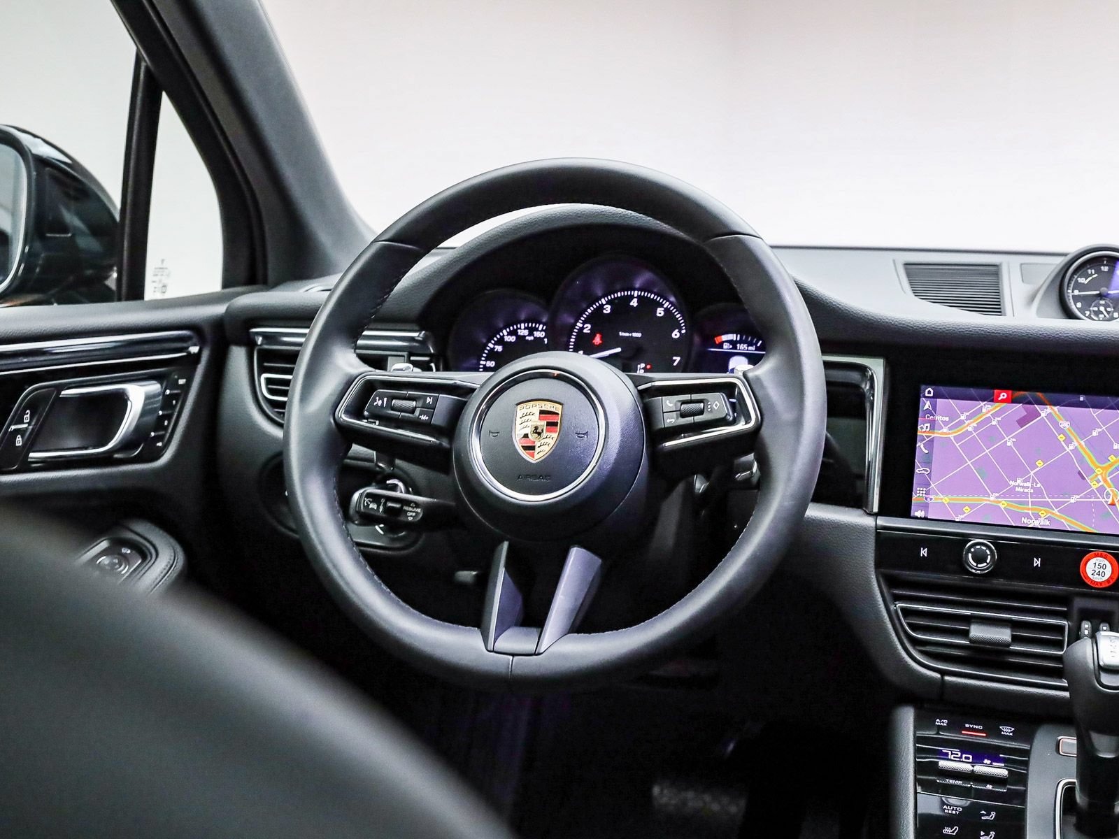 Certified 2026 Porsche Macan AWD/4WD image 19