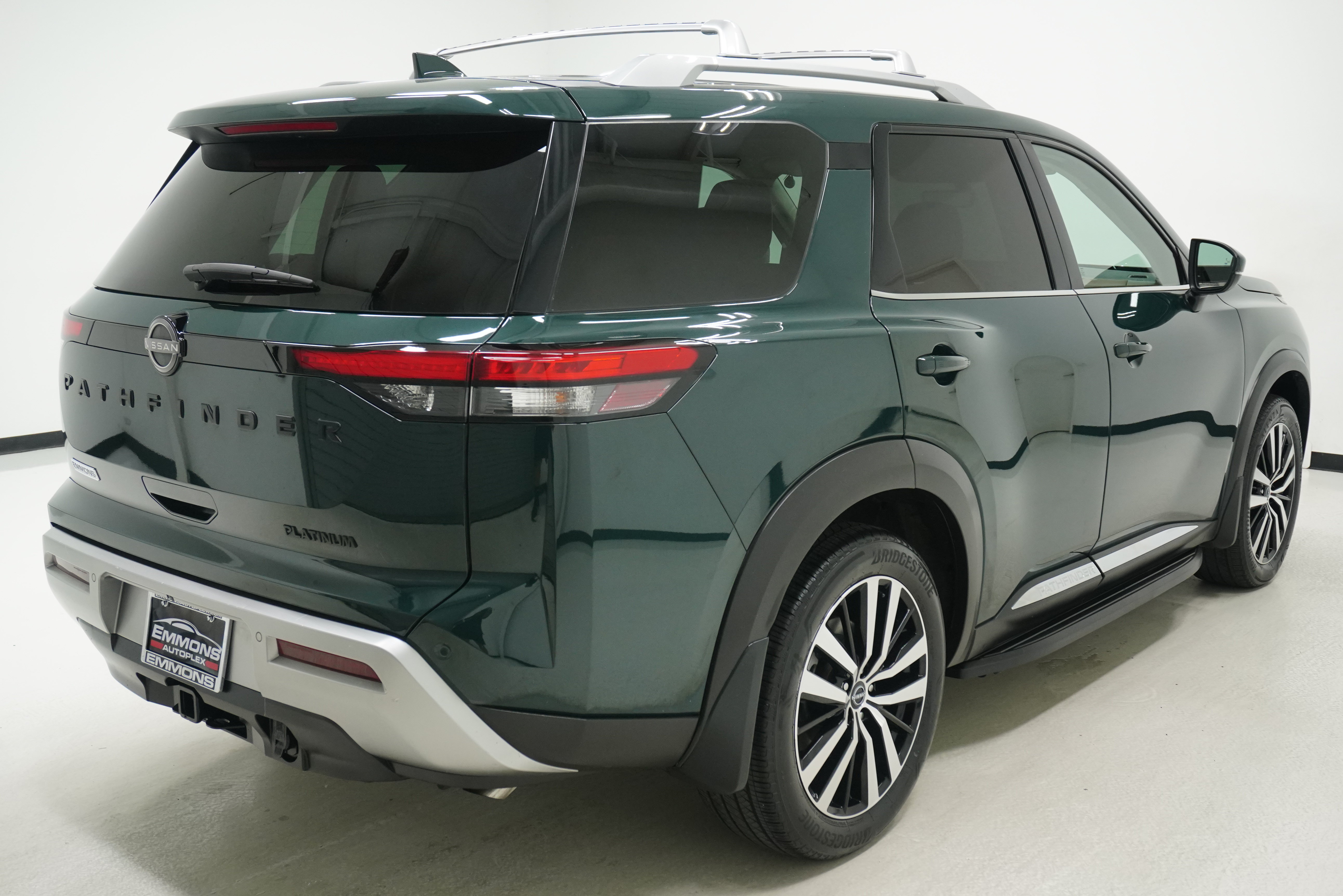 Used 2024 Nissan Pathfinder Platinum w/ Lighting Package (N93) FWD image 4