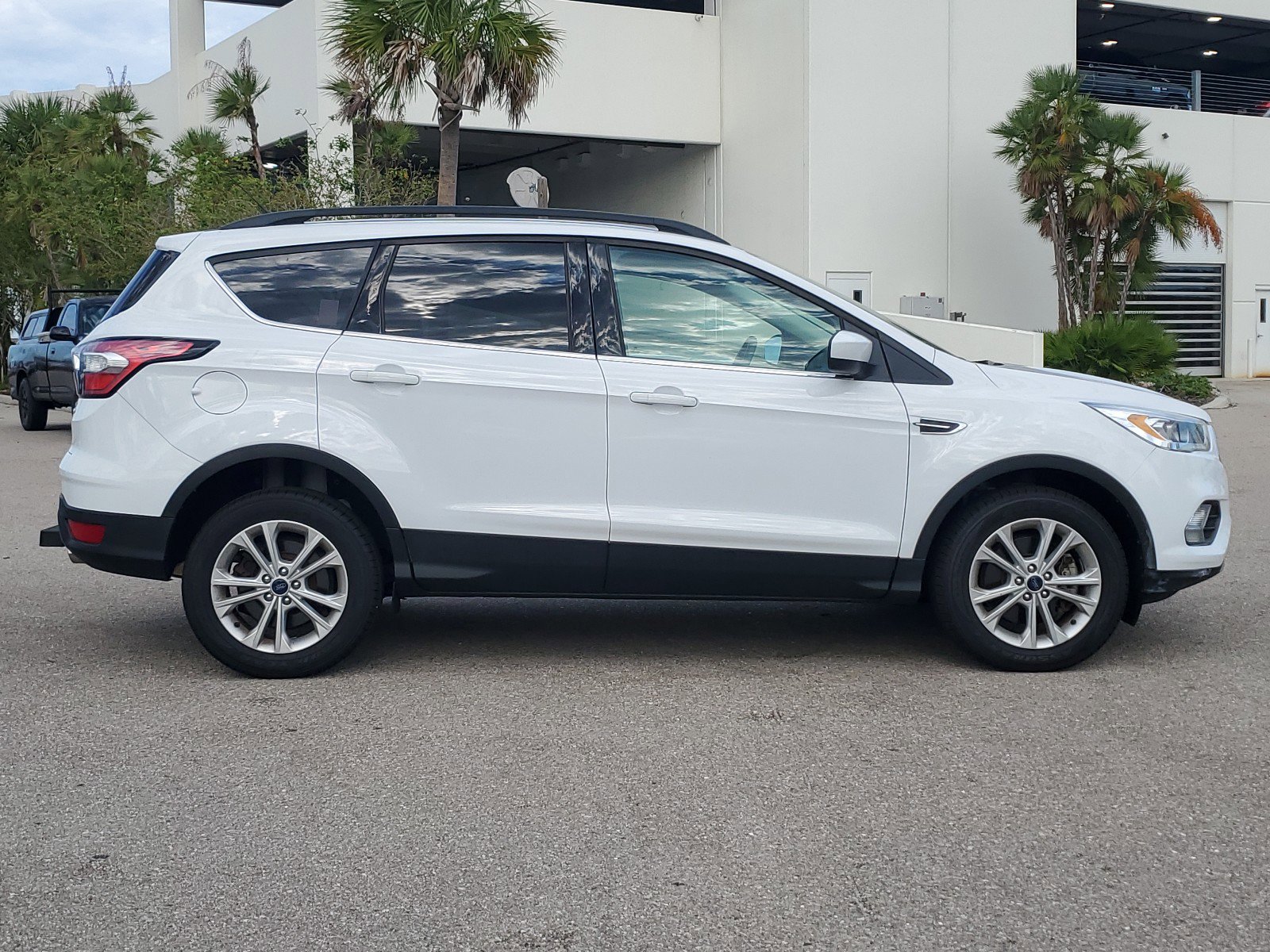 Used 2017 Ford Escape SE w/ Equipment Group 201A image 4
