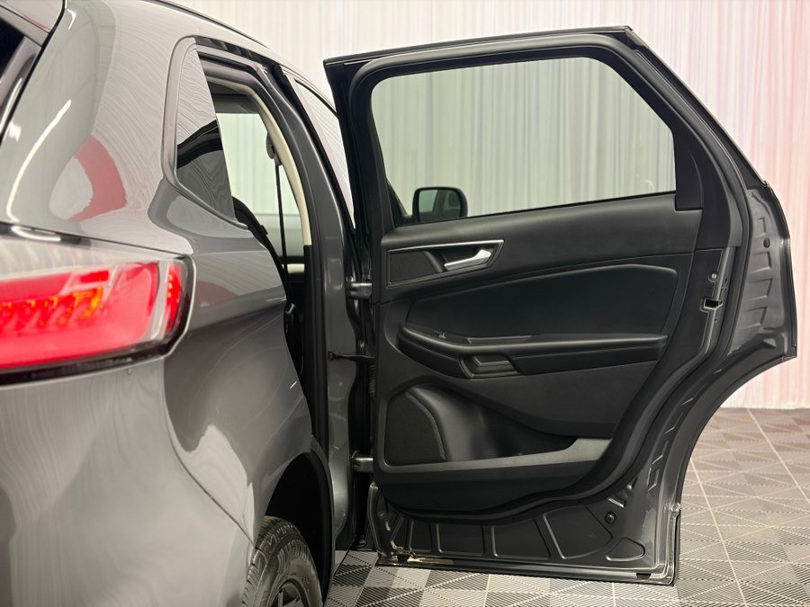 Used 2022 Ford Edge SE w/ Black Appearance Package image 17