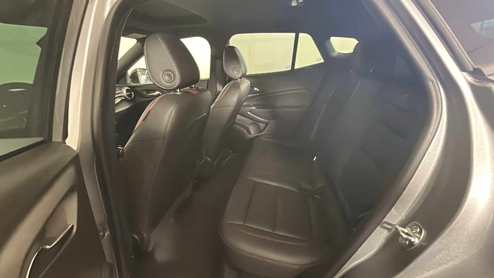 Used 2024 Chevrolet Trax RS w/ Sunroof Package FWD image 29