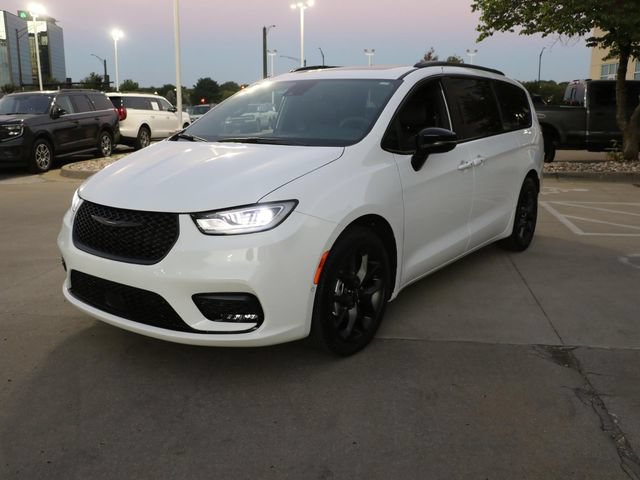 Used 2024 Chrysler Pacifica Touring-L w/ S Appearance Package FWD image 3