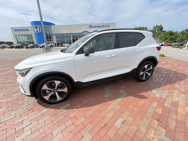 Used 2026 Volvo XC40 B5 Plus AWD/4WD image 28