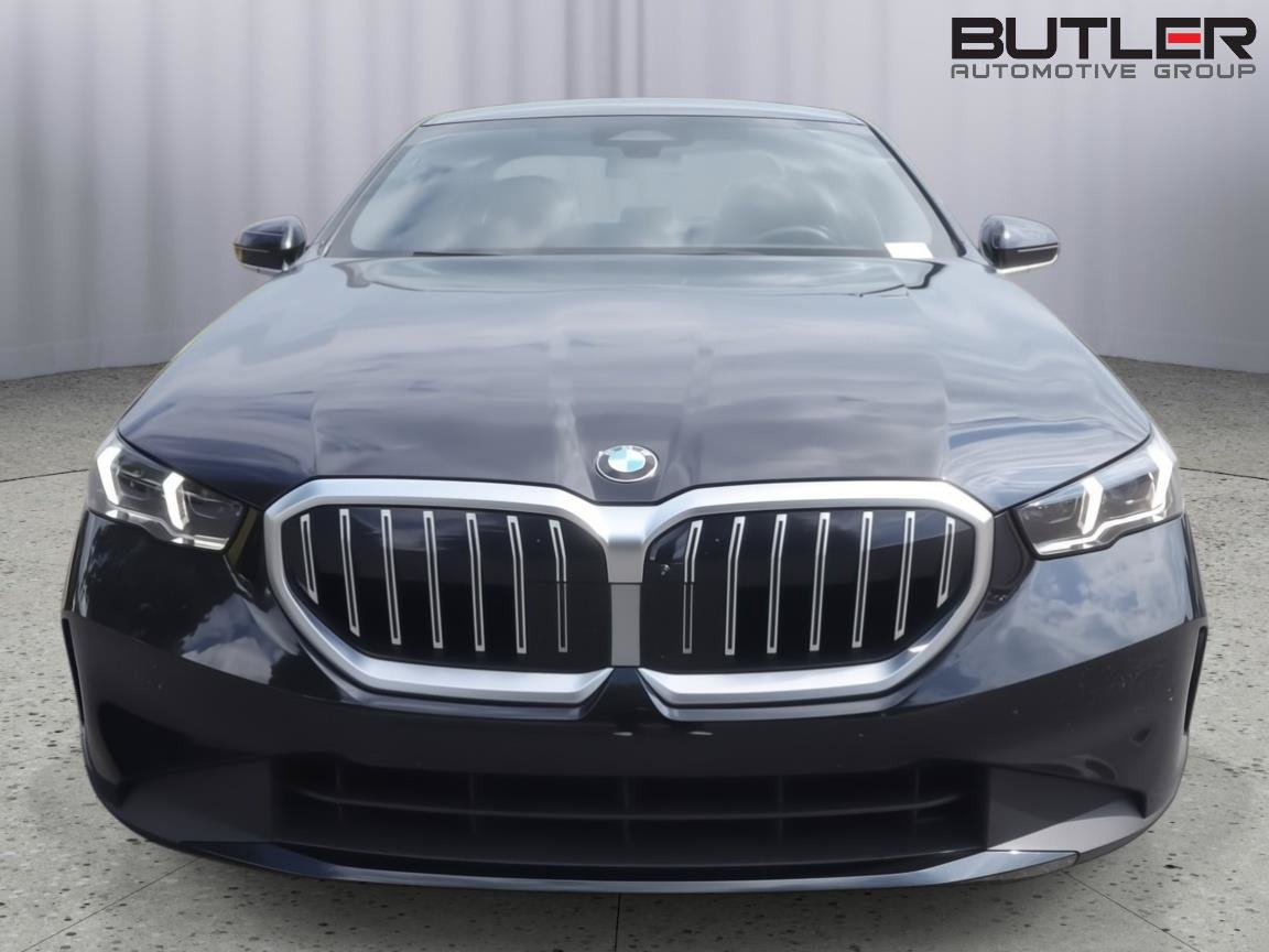 Used 2025 BMW 530i xDrive w/ Premium Package AWD/4WD image 2