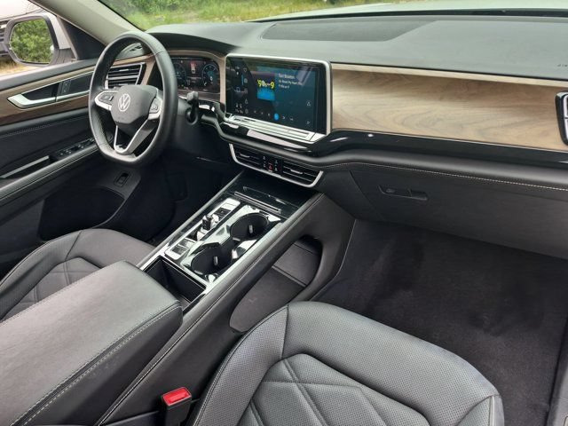 Used 2025 Volkswagen Atlas SE FWD image 32