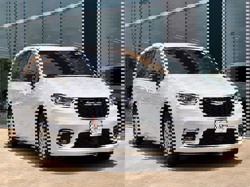 New 2025 Chrysler Pacifica Select image 2