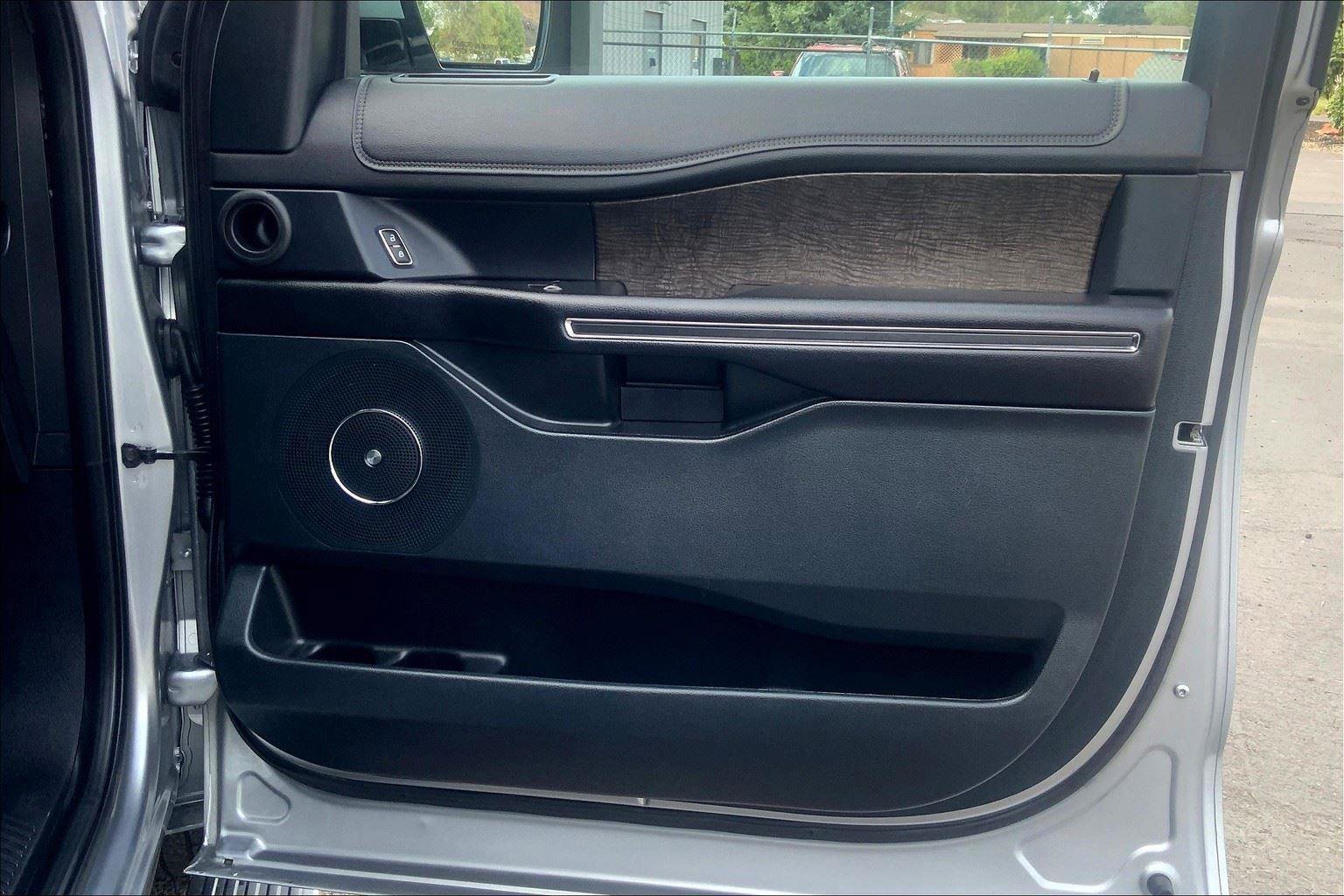 Used 2020 Ford Expedition Limited image 24