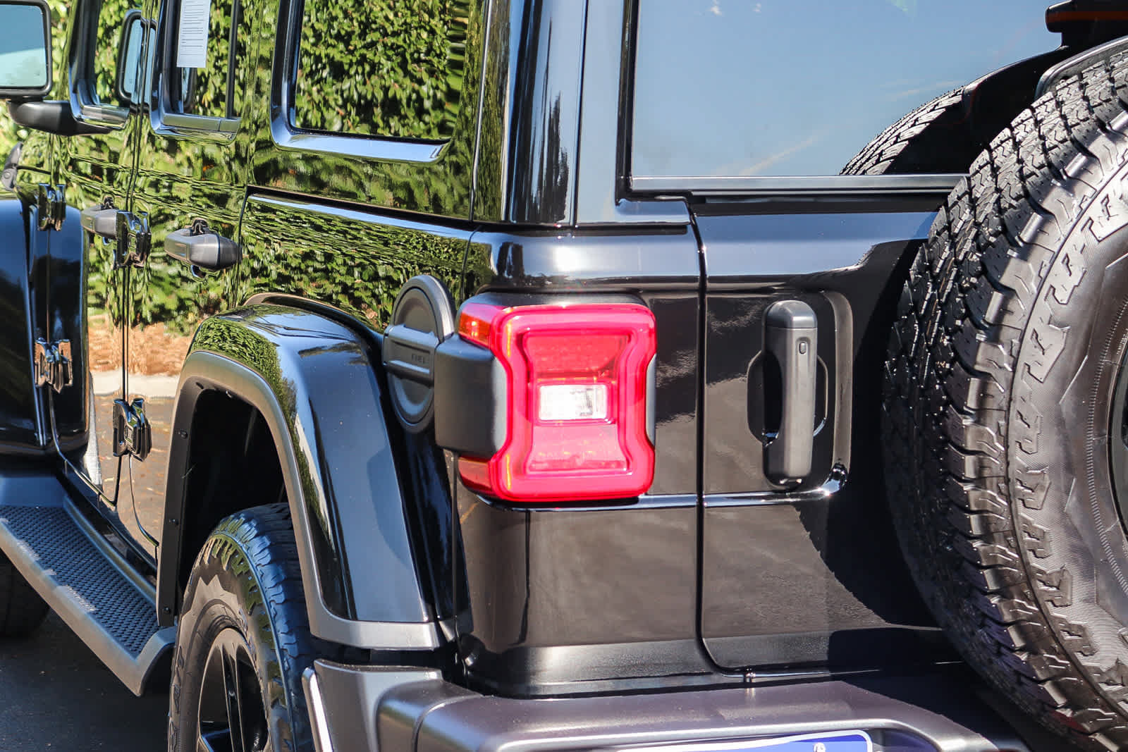 Used 2022 Jeep Wrangler Unlimited Sahara AWD/4WD image 8