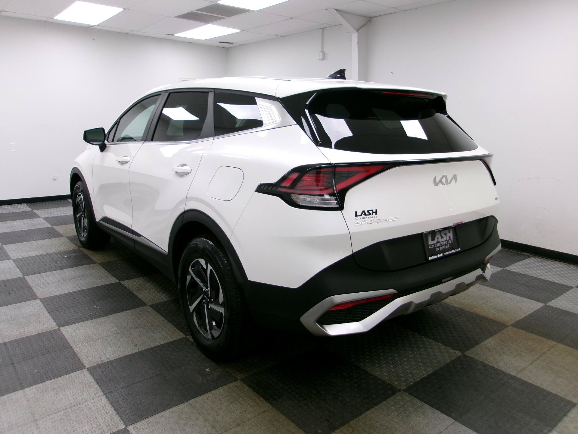 Used 2025 Kia Sportage LX AWD/4WD image 2