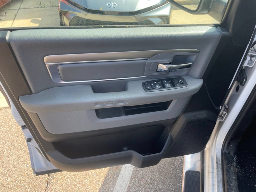 Used 2020 RAM 1500 Classic SLT AWD/4WD image 18