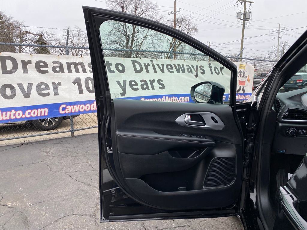 Used 2026 Chrysler Pacifica Limited image 13