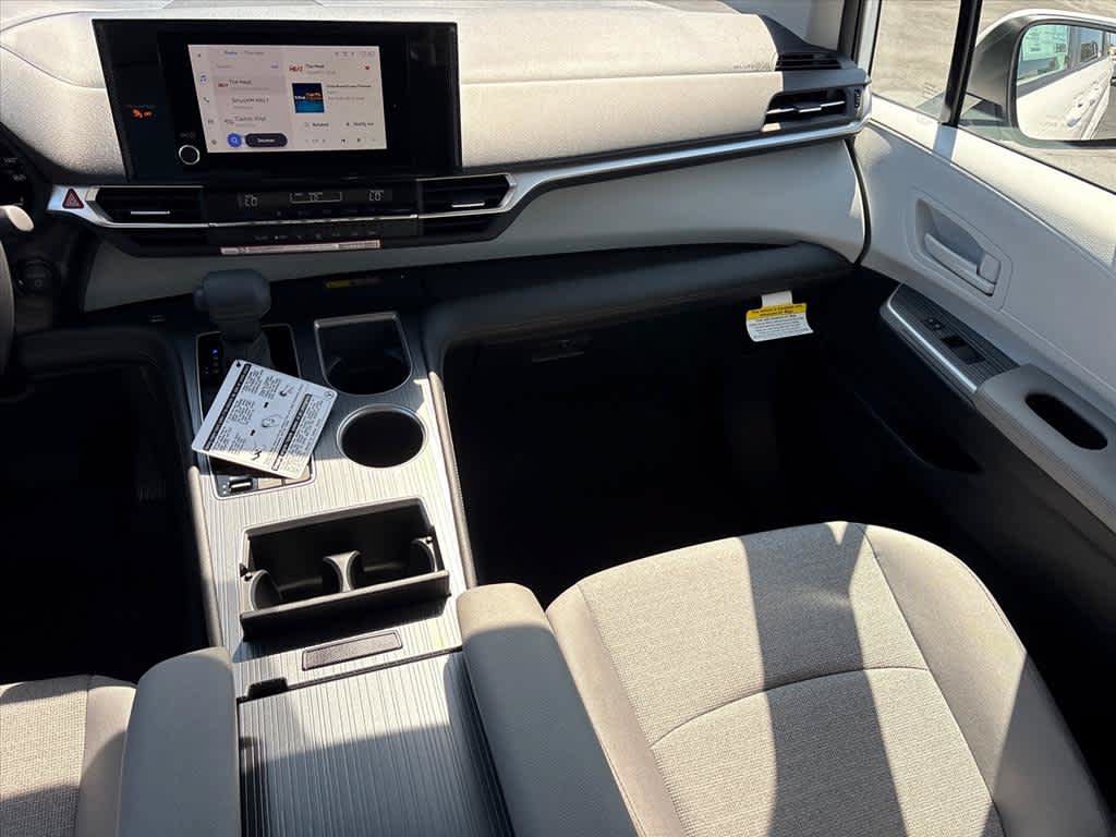 New 2026 Toyota Sienna LE FWD image 5