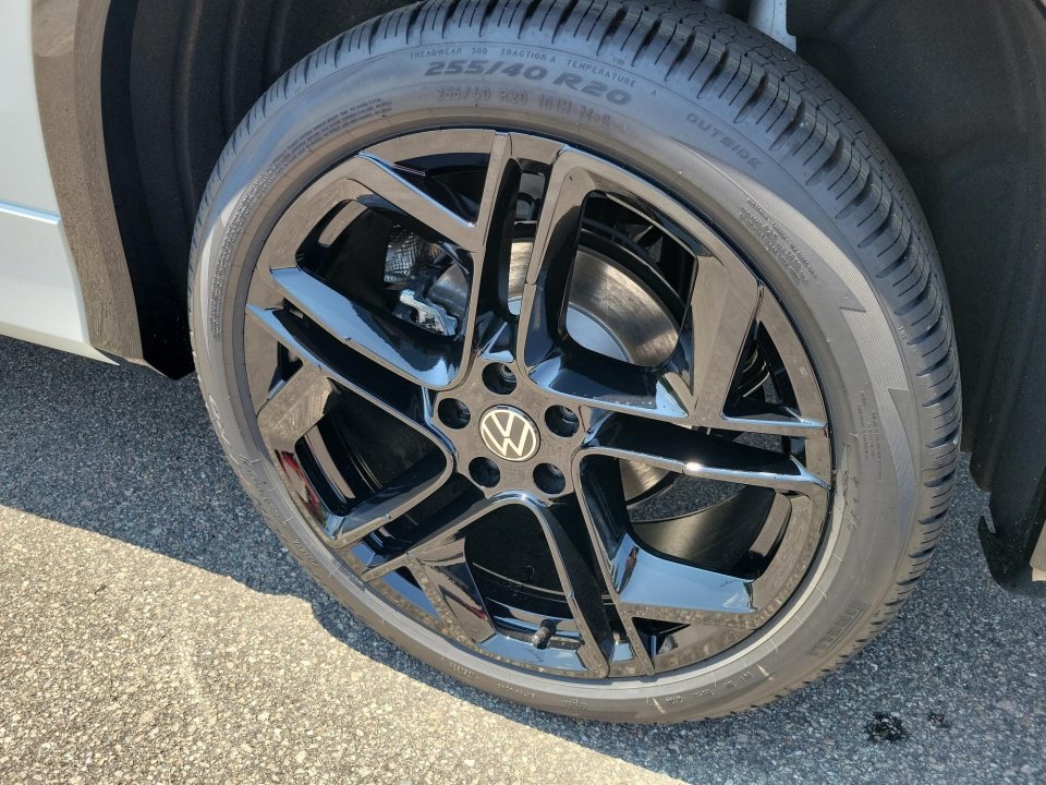 New 2026 Volkswagen Tiguan SE R-Line FWD image 22