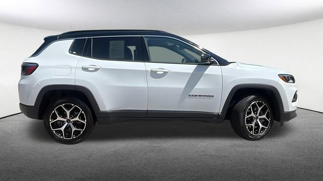 Used 2025 Jeep Compass Limited AWD/4WD image 17