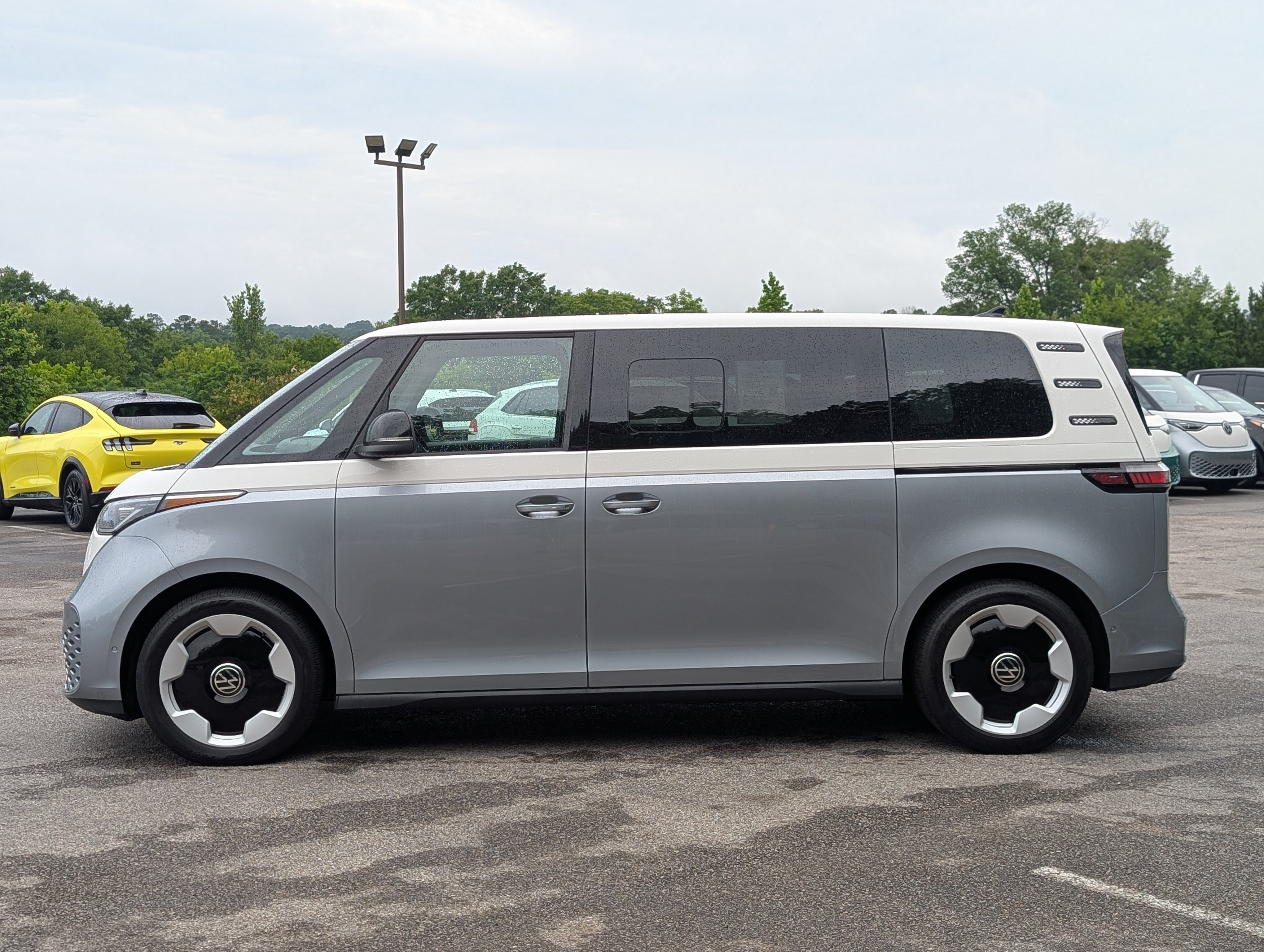 Used 2025 Volkswagen ID. Buzz Pro S Plus RWD image 6