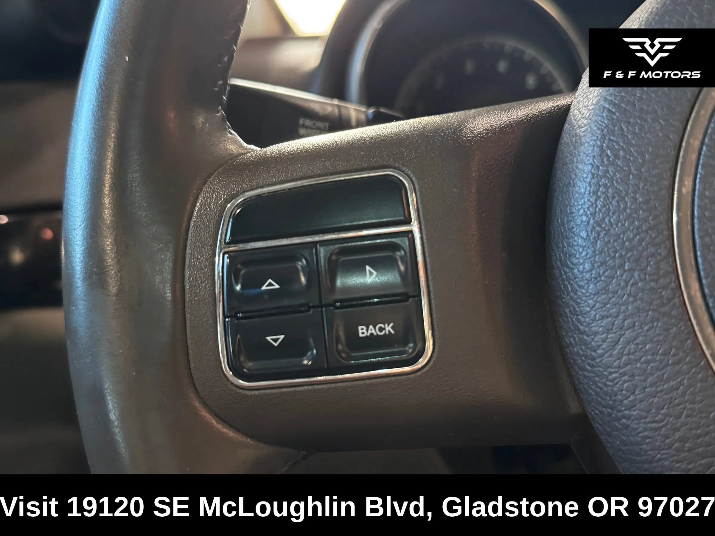 Used 2011 Jeep Grand Cherokee Laredo AWD/4WD image 12