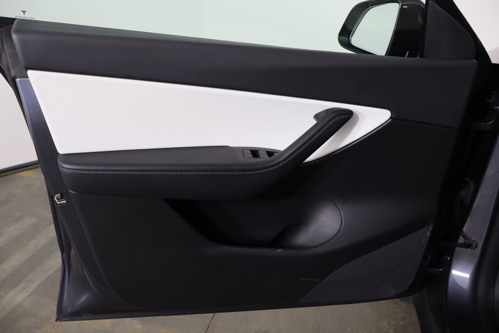 Used 2022 Tesla Model Y Long Range image 17