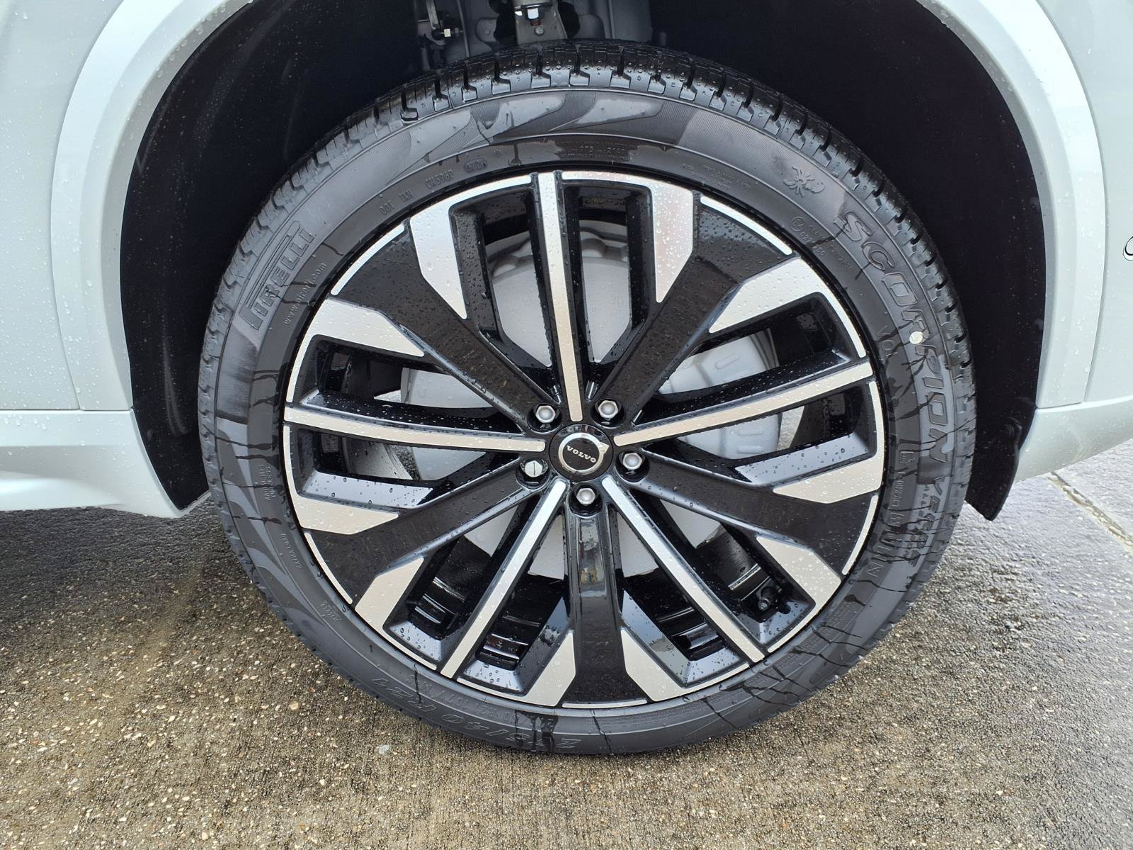 New 2026 Volvo XC90 B6 Plus w/ Protection Package Premier AWD/4WD image 9