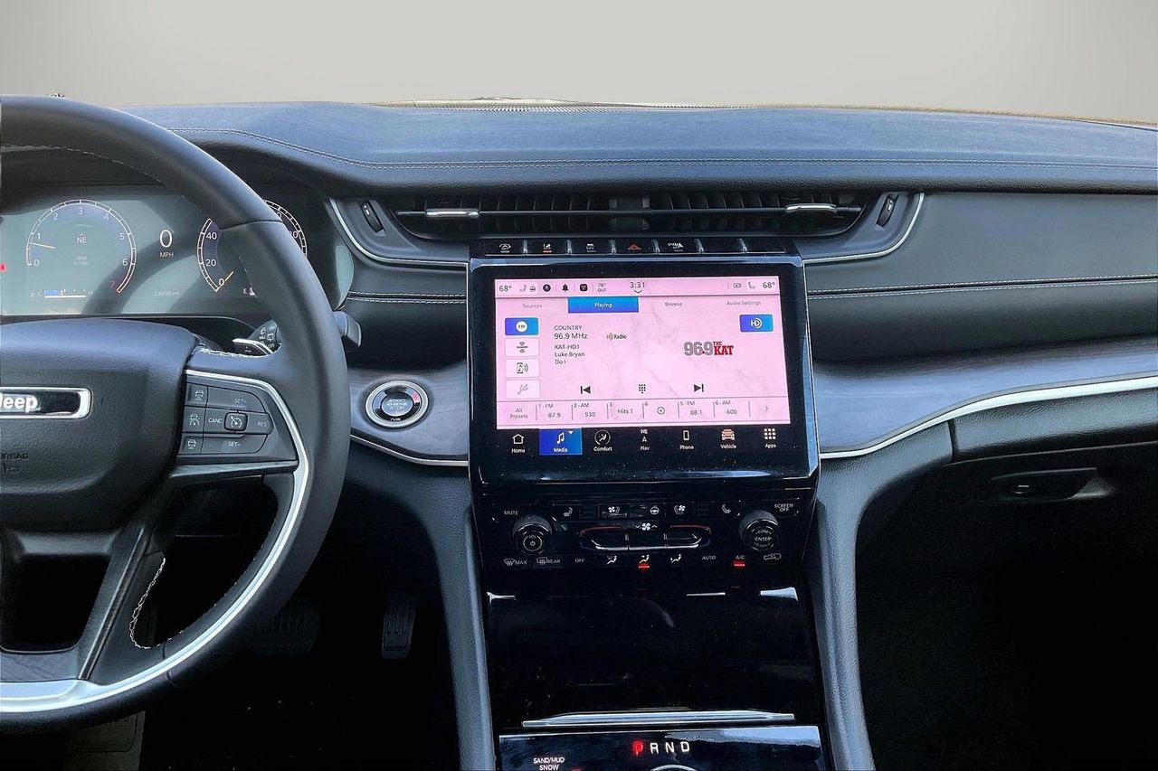 Certified 2025 Jeep Grand Cherokee L Limited w/ Luxury Tech Group II image 13