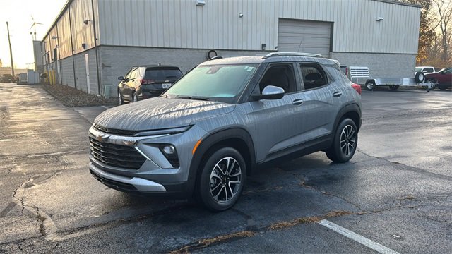 Used 2024 Chevrolet TrailBlazer LT image 2