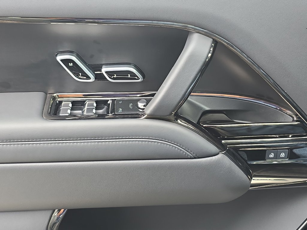 New 2025 Land Rover Range Rover SV AWD/4WD image 29