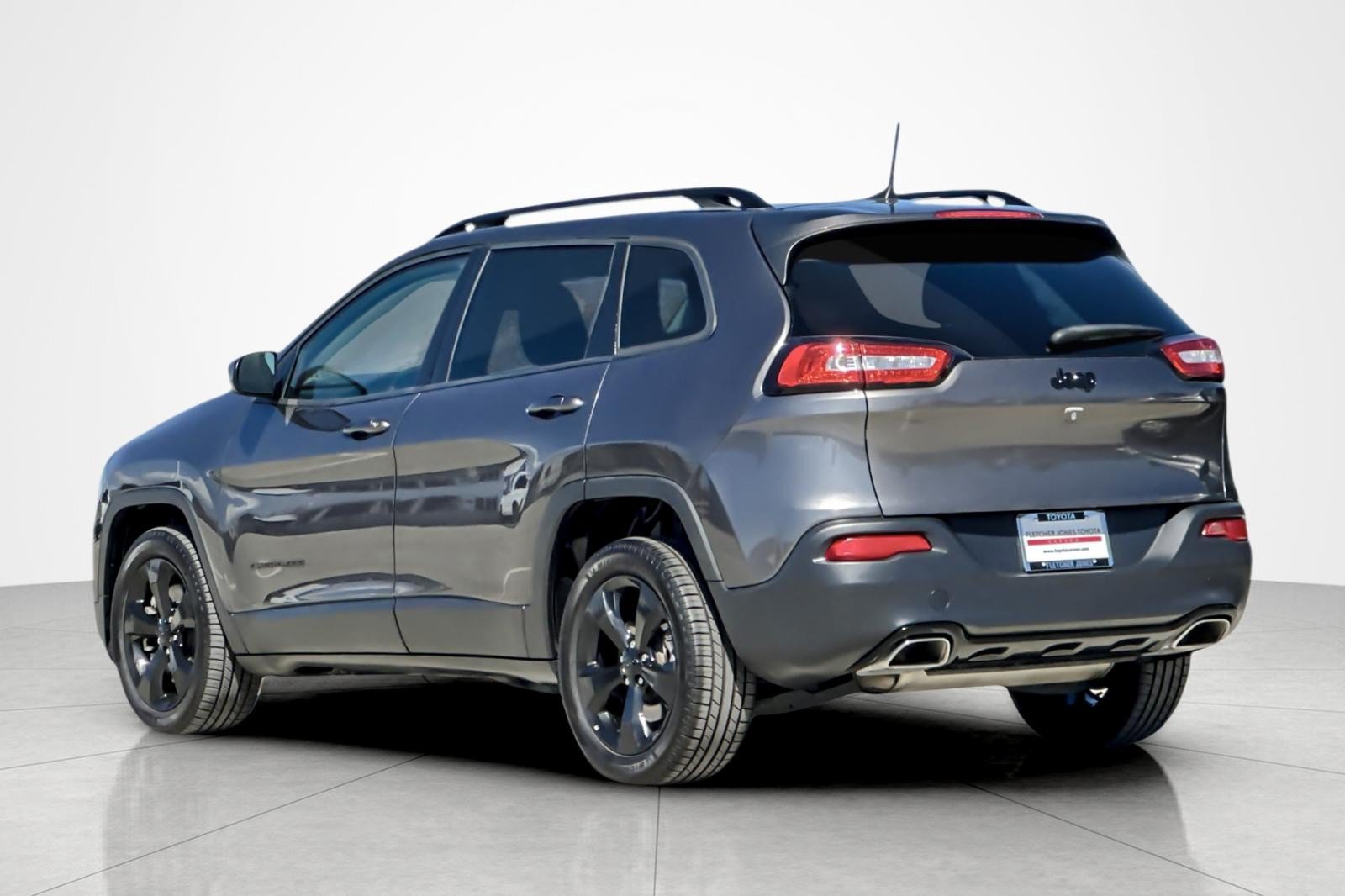 Used 2018 Jeep Cherokee Latitude w/ Altitude Package FWD image 3