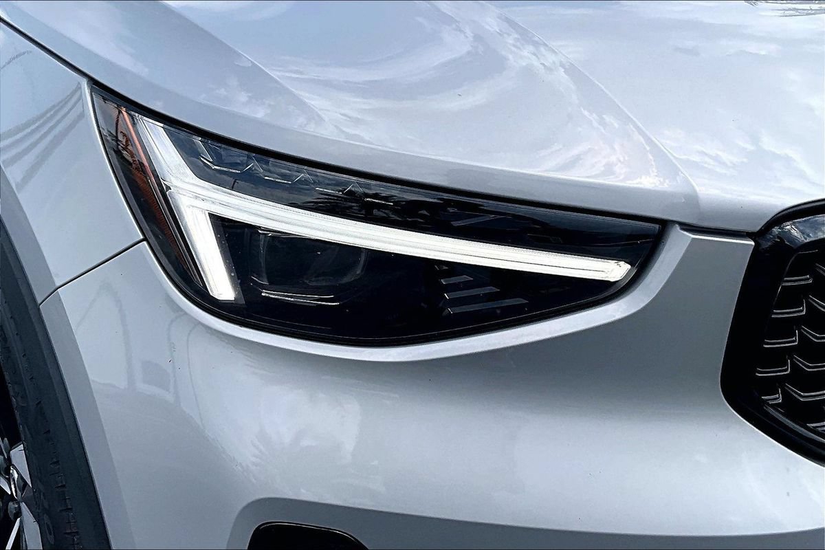 Used 2023 Volvo XC40 B4 Ultimate w/ Protection Package Premier FWD image 34