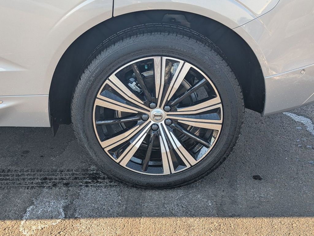 Used 2023 Volvo XC60 B6 Ultimate w/ Climate Package image 13