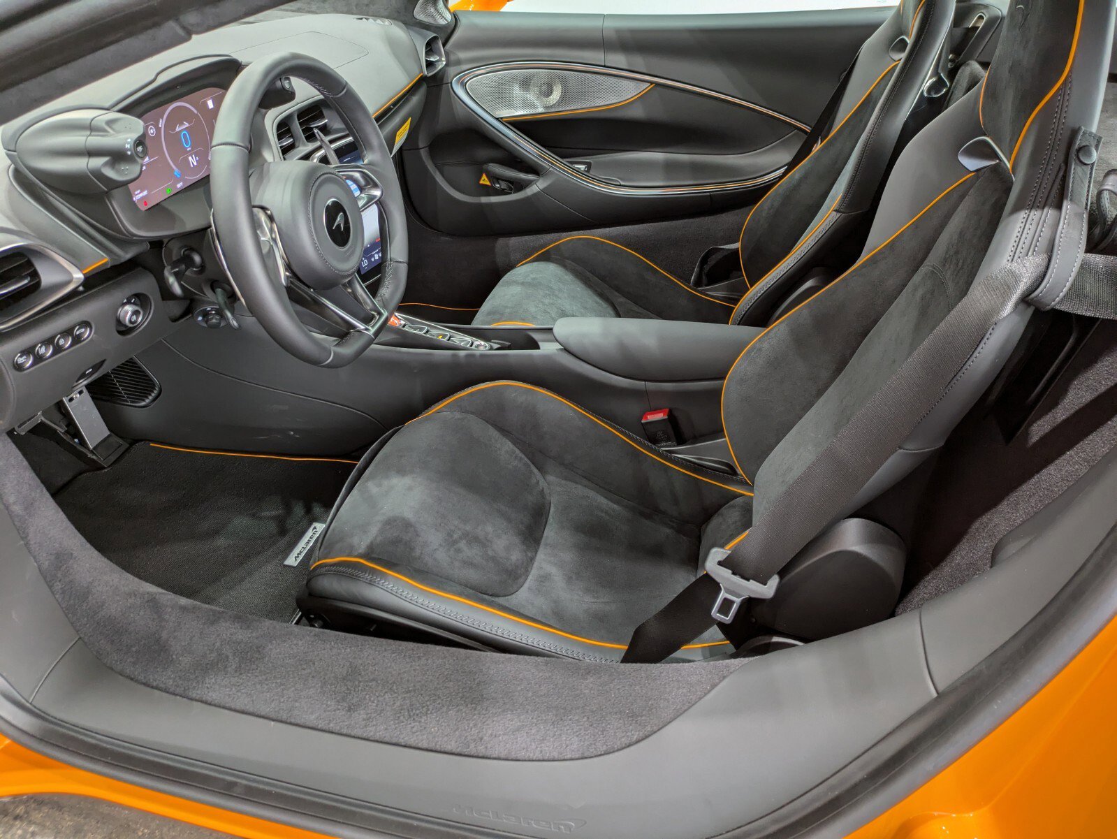 Used 2025 McLaren Artura image 7