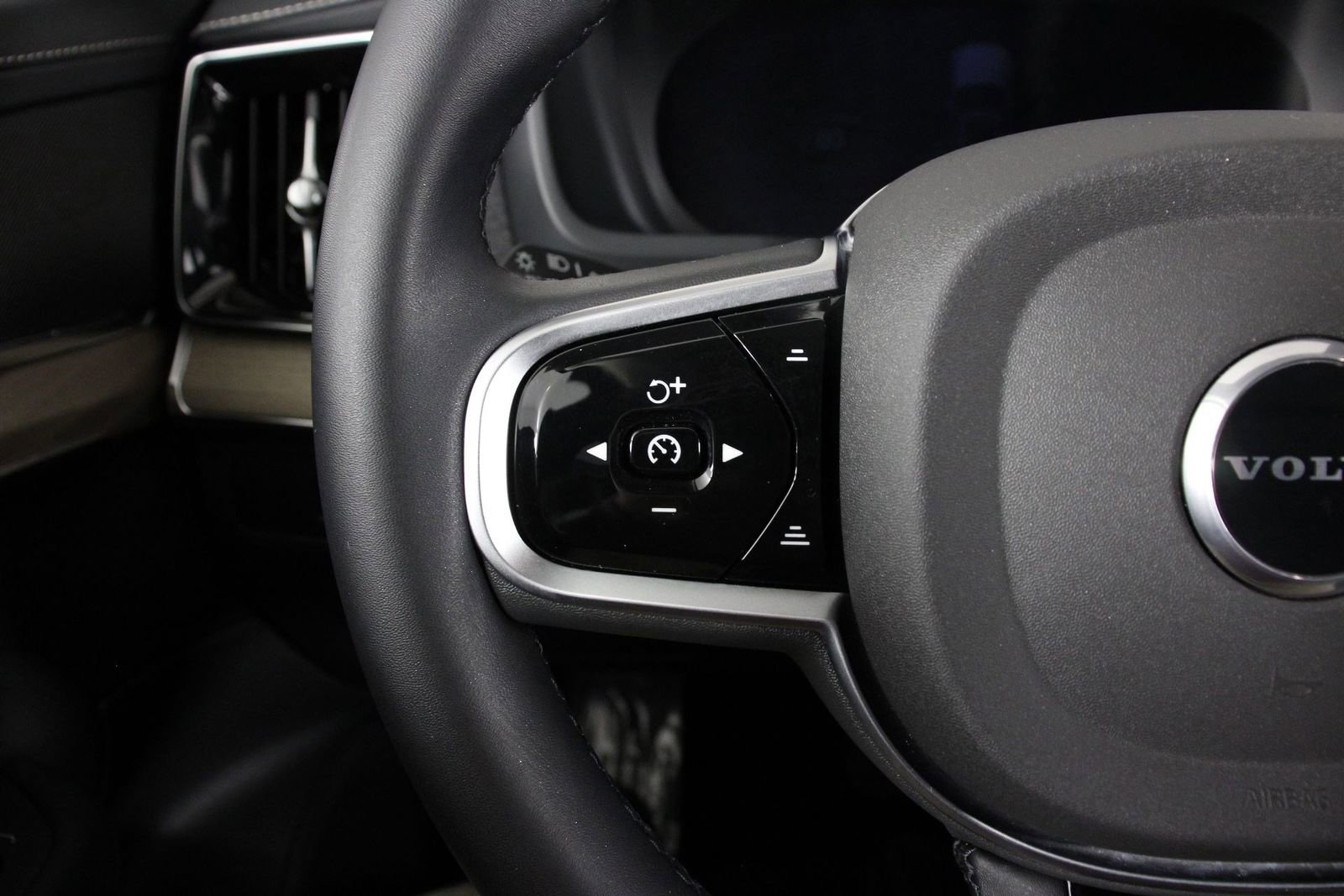 Certified 2026 Volvo XC90 B6 Plus image 10