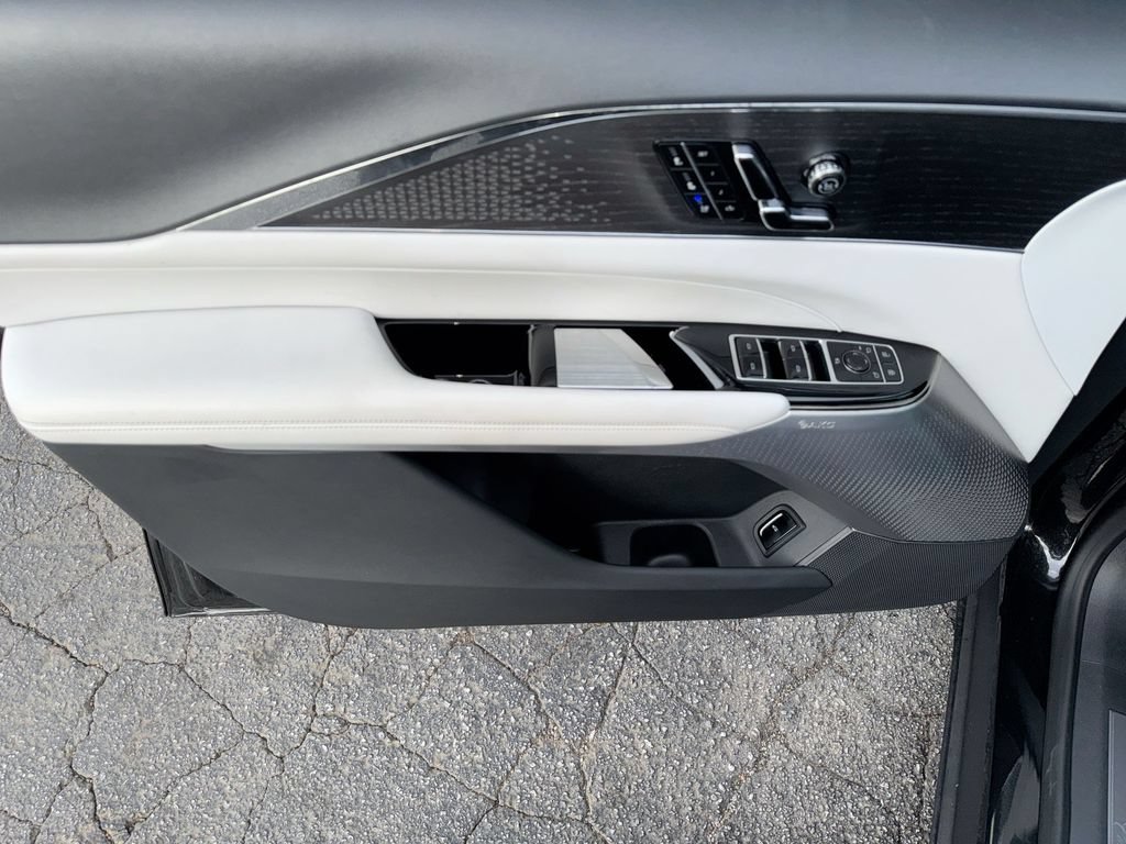Used 2023 Cadillac Lyriq AWD image 15