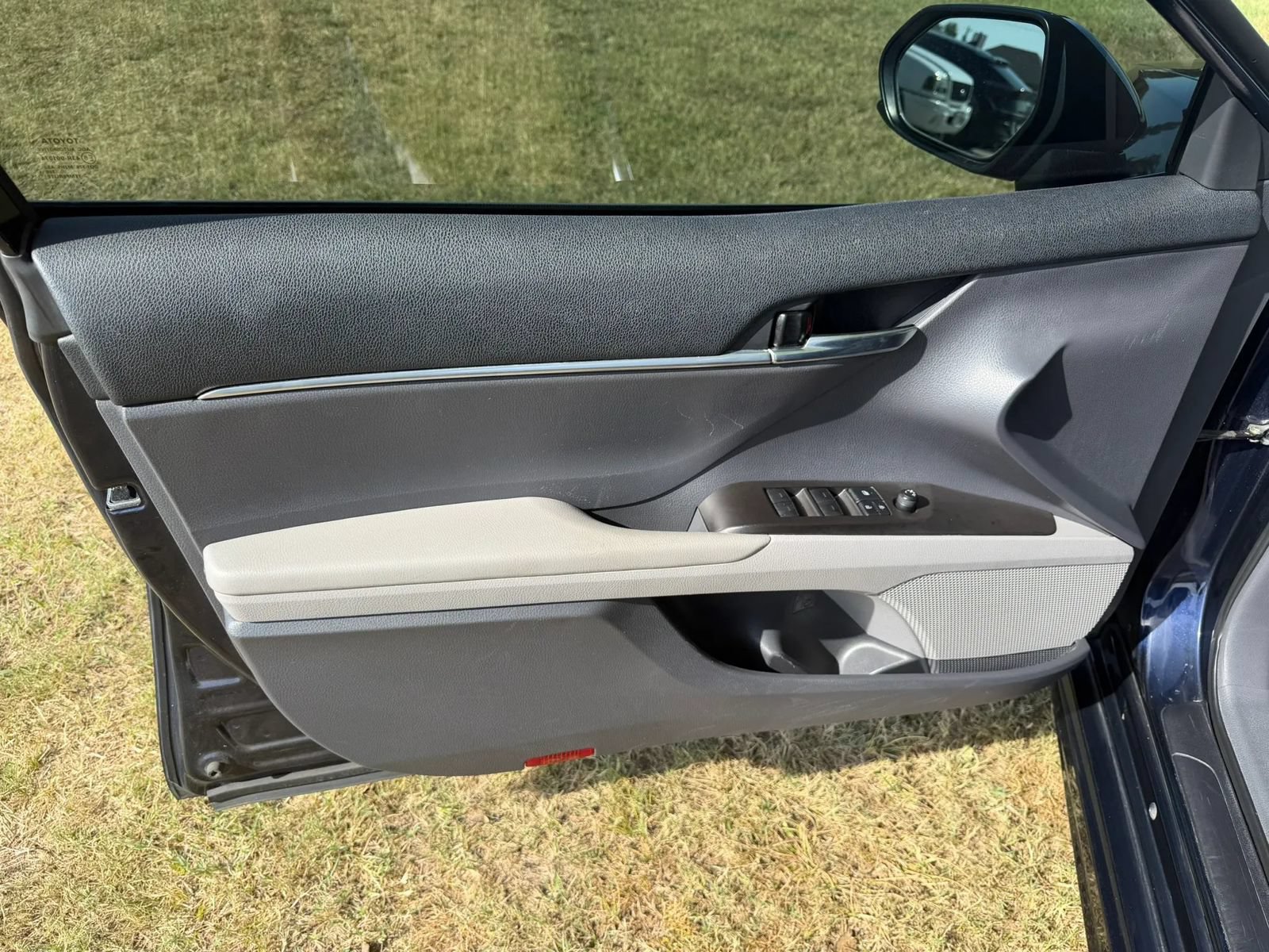Used 2021 Toyota Camry SE FWD image 6