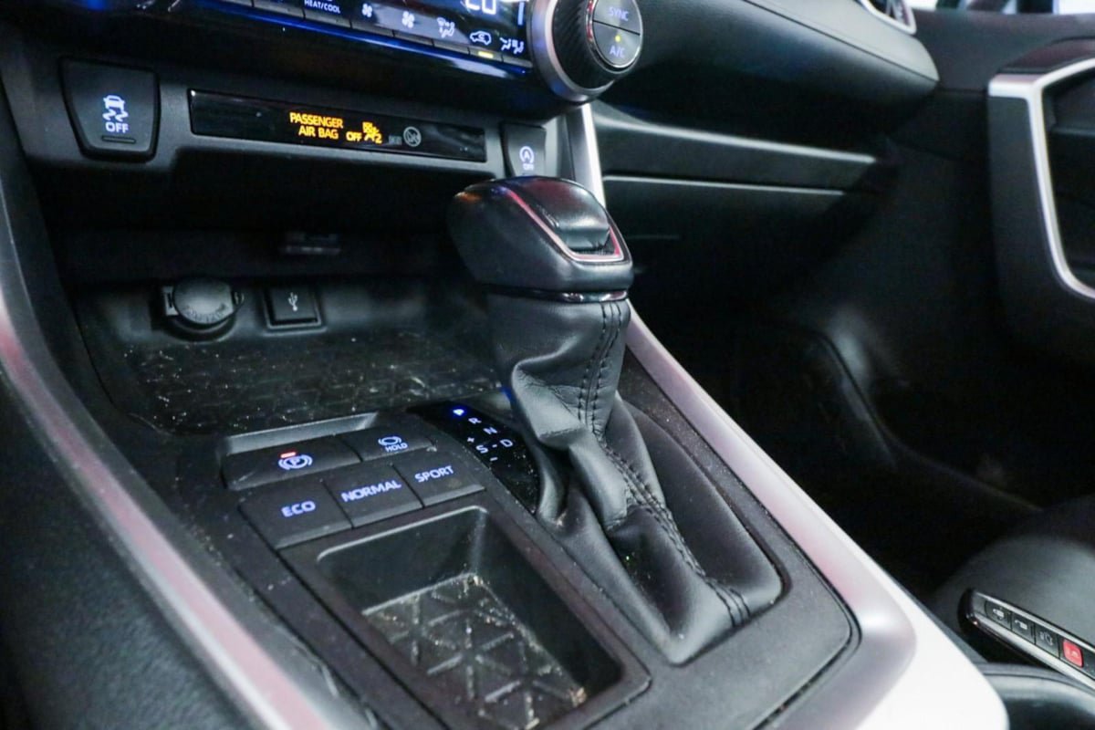 Used 2020 Toyota RAV4 XLE Premium FWD image 21
