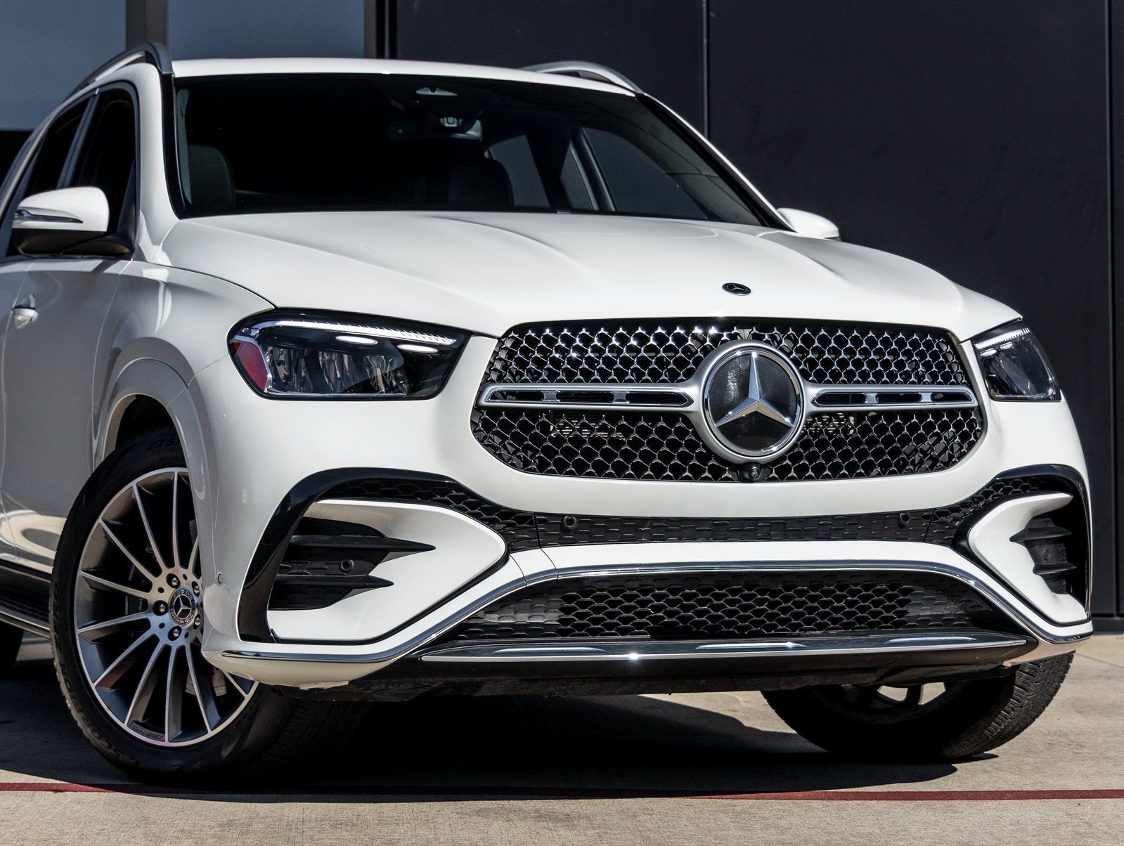 Used 2024 Mercedes-Benz GLE 450 4MATIC w/ AMG Line Exterior image 5