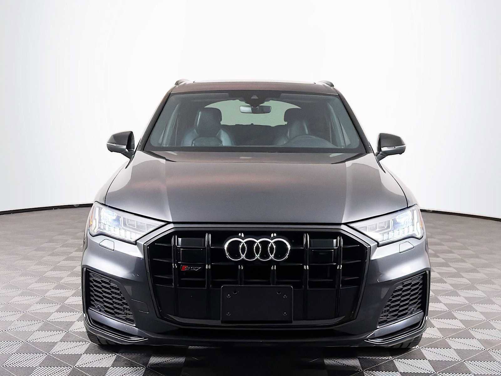 Used 2023 Audi SQ7 Premium Plus w/ Towing Package image 2